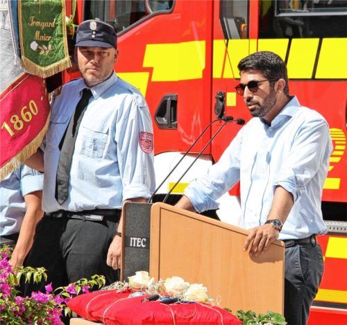Würdigte in seiner Rede das Engagement und die Fachkompetenz der ehrenamtlichen Feuerwehrleute: Oberbürgermeister Abuzar Erdogan vor einem der neuen Einsatzfahrzeuge. Fotos Binder