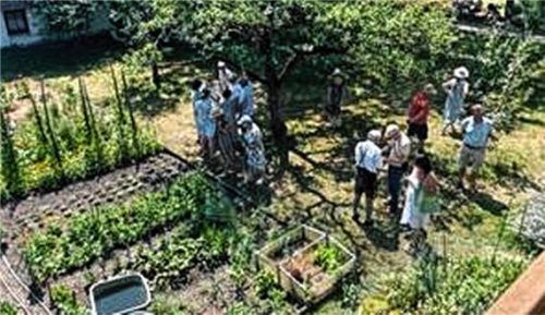 Zahlreiche Besucher nutzten die Gelegenheit, um verschiedene Privatgärten zu begutachten. Foto Adersberger