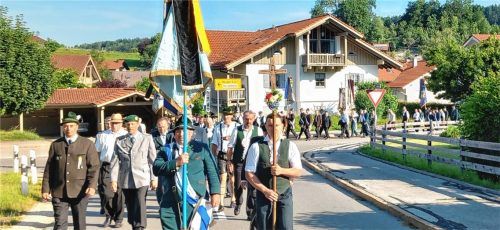 Zahlreiche Vereine beteiligten sich an der Wallfahrt. Die fünf Kilometer von Siegsdorf nach Maria Eck waren bei den heißen Temperaturen heuer besonders schweißtreibend. Fotos Knuth