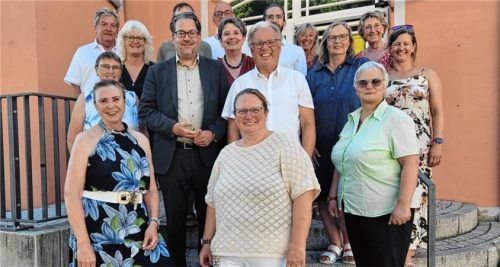 Zehn Jahre BürgerBahnhof feiern (vorne, von links) Regine Richter, Einrichtungsleiterin Ethel-D. Kafka, Theresia Wintergerst, (Mitte, von links) Wasserburgs Bürgermeister Bastian Wernthaler, sein Vorgänger Michael Kölbl sowie Vertreter der Stadt und sozialer Einrichtungen. Foto Brumbauer