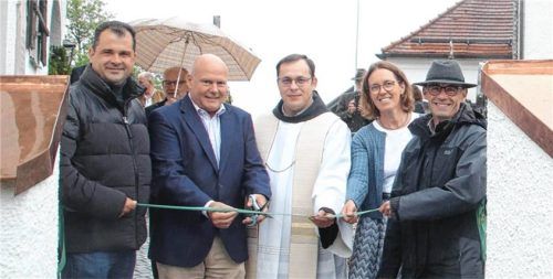 Zerschneiden das Band des neuen Zugangs zur Wallfahrtskirche Mariä Himmelfahrt Ising: (von links) Gemeinderat Markus Brunner, Hotel-Manager Gut Ising Christoph Leinberger, Kaplan Gabriel Anton Ferent, Verwaltungsleiterin Pfarrverband Chieming Sandra Bertl und Chiemings Bürgermeister Stefan Reichelt. Foto Zandl