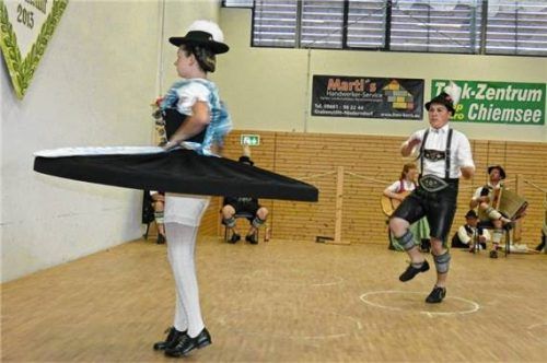 Zünftig, spannend und unterhaltsam war das Fünf-Vereine-Preisplatteln in der Turn- und Mehrzweckhalle Grabenstätt. Der gastgebende GTEV D’Chiemgauer Grabenstätt und die befreundeten Trachtenvereine aus Bergen, Chieming, Nußdorf und Vachendorf nahmen mit insgesamt rund 75 Trachtlern teil. Foto Müller