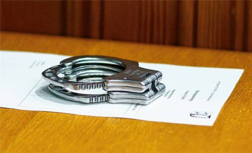Zum Selbstschutz mussten die Polizisten einer randalierenden Frau aus Kolbermoor Handschellen anlegen (Symbolbild). Foto dpa