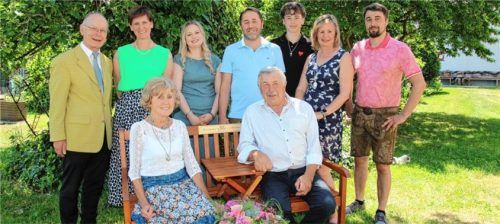 Zur goldenen Hochzeit von Georgine und Anton Wimmer (vorn) kamen zahlreiche Gratulanten: (hinten von links) Pfarrer Josef Kriechbaumer, Isens Bürgermeisterin Irmgard Hibler, Enkelin Sandra Wimmer, Sohn Anton, Enkel Niclas, Tochter Bernadette und Sohn Christian. Foto Dinger