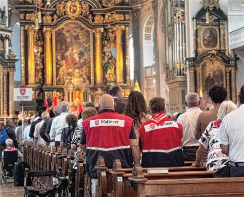 Zur Wallfahrt gehört ein gemeinsamer Besuch des Pontifikalamts in der Basilika St. Anna.