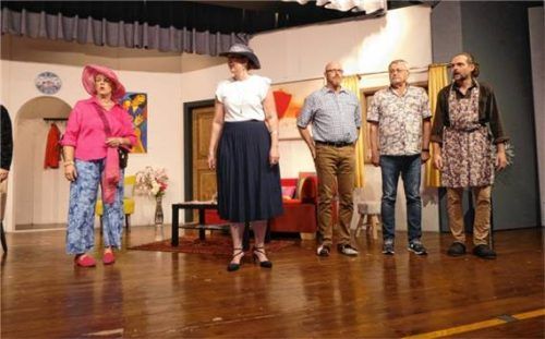 Zwei der Ehefrauen (von links Lisi Höflinger-Nayder und Verena Mühlberger) versuchen, Hansi (Luggi Weindl), Peter (Wolfgang Hechtl) und Willi (Florian Hofner) weiterhin in ihrem Sinne erziehen zu können. Foto Hauser