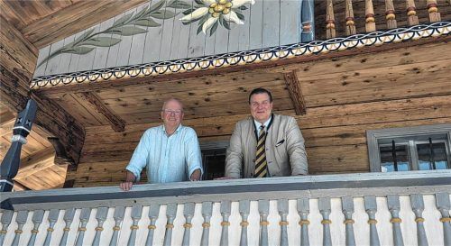 Zwei „Macher“ auf dem Balkon des vor der Wiedereröffnung stehenden Berggasthofs Streichen in Schleching: Thomas Wilde (Familienstiftung Wilde/links) und Dr. Nikolaus Walther (Vorstandsvorsitzender der Stiftung Kulturerbe Bayern). Foto  Becker