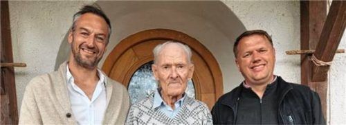 Zweiter Bürgermeister Christoph Friedrich (links) mit Jubilar Ludwig Kaiser und Kaplan Mihael Perca (rechts). Foto Böck