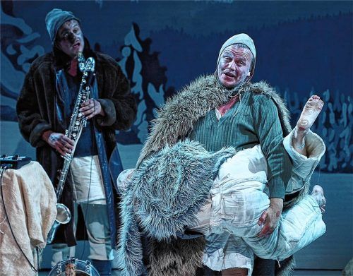 Zwischen eingebildeter und realer Bedrohung: Jakob Lakner an der Bass-Klarinette, Luis Lüps und Lara Paschke (quer liegend). Foto C. Flamm