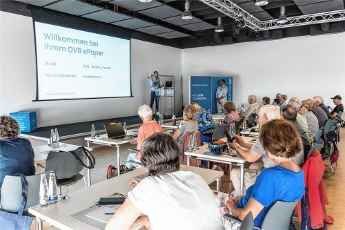 40 Abonnentinnen und Abonnenten versammelten sich im OVB Media Forum, um sich an Laptops, Smartphones und Tablets in die Welt des ePaperseinführen zu lassen. Fotos red