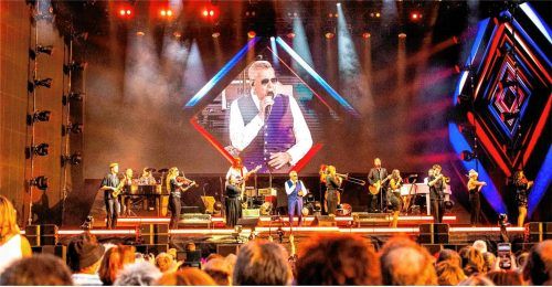 8.500 Fans feierten Roland Kaiser auf der Bühne im Schlosspark von Tüßling. Fotos Rudolf Mayer