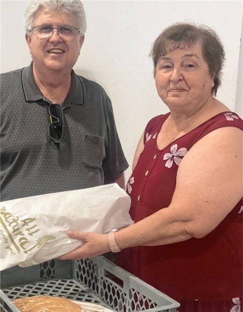 Die Vorstandsmitglieder Hans Kosek und Angelika Hofstetter beim Vorbereiten der Butterbrote.  Foto Krichbaumer