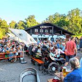 Voll besetzte Bierbänke beim Dorffest Hittenkirchen