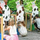 Niedriger Wasserstand verlangsamt Entenrennen: Kindersommerfest im Eichental