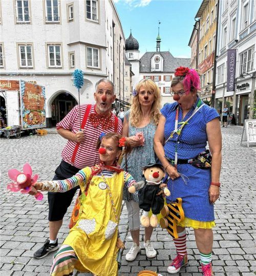 Die Kontaktclowns Hildegard Ablaßmaier, Uwe Crunz, Ulrike Spengler und Geli Moosreiner (Rumpel-Rosa) bei ihrer Aktion in der Rosenheimer Fußgängerzone. Farbenfroh Kontaktclowns Südbayern e.V.