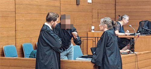 Abdelrehim M. im Gespräch mit Verteidigern am sechsten Verhandlungstag. Foto Weiser