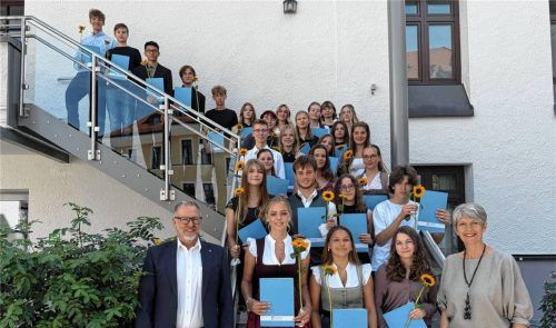 Absolventen der Mittelschulen im Landkreis mit einem Notendurchschnitt von 1,5 oder besser. Es gratulierten (links) Landrat Andreas Danzerund (rechts) Katharina Amberger vom staatlichen Schulamt. Foto Landratsamt Traunstein