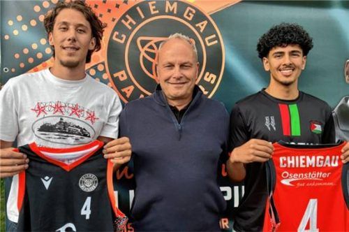 Abteilungsleiter Franz Buchenrieder präsentiert mit Anes Prosic (links) und Habib Maneka (rechts) zwei talentierte Neuzugänge für die Chiemgau Panthers.Foto Chiemgau Panthers