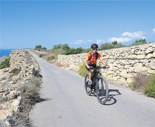 Aktivurlaub: Tauchen am Wrack „Um El Faroud“ (o.), Biken entlang der Westküste (gr. F.) und Klettern an den Klippen. Fotos Picture Alliance/dpa-tmn/Florian Sanktjohanser, Visit Malta, Massimo Capuccio