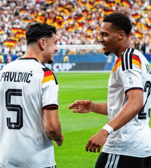 Aleksandar Pavlovic und Felix Nmecha (rechts) bildeten die Doppel-Sechs der deutschen Nationalmannschaft bei der Weltmeisterschaft 2026. Welchen Anteil die beiden am Aus im Sechzehntelfinale hatten, diskutieren Mittelfeldspieler aus der Region.Foto Imago