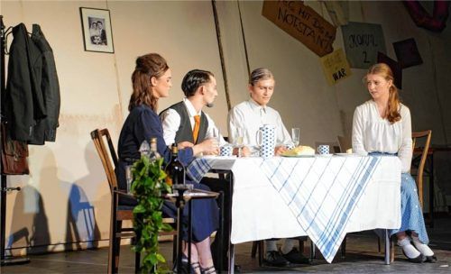Alicia Pritzl, Elias Käsemann-Wilke, Simon Stuffer und Antonia Posch stellen die bürgerliche Familie dar (von links). Foto Karolinen-Gymnasium Rosenheim