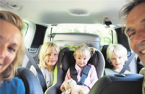 Alle auf den Plätzen, los geht die Fahrt: Wer mit der Familie in den Urlaub fährt und dann im Stau landet, braucht ein Kuscheltier, spannende Hörspiele und ein paar Tipps für gute Laune. Fotos picture Alliance/dpa-tmn, Imago/Photo Alto