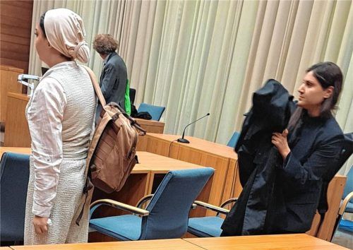Als Zeugin im Gerichtssaal: Amal E. (links) – am zweiten Tag ihres Erscheinens vor Gericht ganz hell gekleidet – , mit Betül Demir, Anwältin der Nebenklage. Foto re
