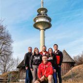<p>Am Fuße des Fernsehturms wird das Festzelt aufgestellt.</p>