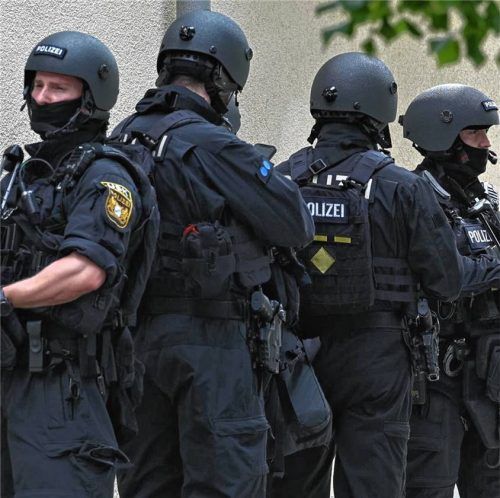 Am Gymnasium in Schongau kam es nach einer Gewalttat zu einem großen Polizeieinsatz, der auch die Schulen in der Region Rosenheim und Umgebung beschäftigt. Foto dpa/picture alliance/Lennart Preiss/Karl-Josef Hildenbrand