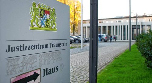 Am Landgericht Traunstein hat die Kammer um Richterin Heike Will gestern einen 27-Jährigen freigesprochen. Er saß vor Gericht, weil man ihn eines brutalen Raubüberfalls Mitte Juli 2025 in Rosenheim verdächtigt hatte. Foto dpa