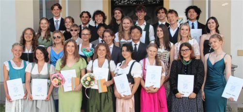 Am Landschulheim Schloss Ising in Chieming hat der erste G9-Jahrgang seine Abschlusszeugnisse erhalten. Alle 29 Absolventen bestanden die Prüfungen erfolgreich. Fotos  Zandl