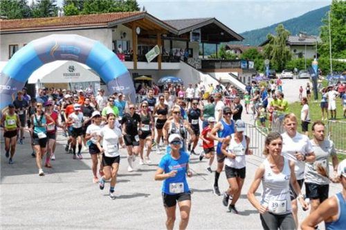 Am Start sind die Läufer beim Falkensteinlauf noch dicht beisammen, doch das ändert sich während des Laufes mit den drei Runden um den Falkenstein. Foto SC Inzell