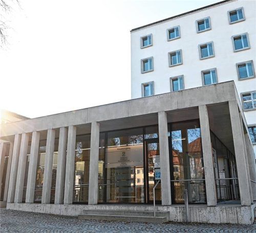 Am Traunsteiner Landgericht müssen sich zwei Männer für einen versuchten Raubüberfall in Rosenheim verantworten. Foto dpa