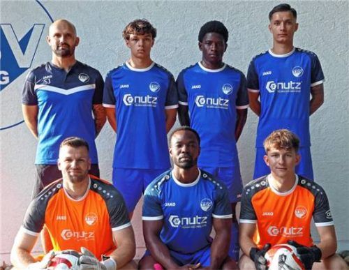 Ampfings Trainer Slaven Jokic (hinten links) präsentiert seine Neuzugänge Noah Drews, Fred Tukeba, Ivo Petrovic (hinten von links), Stefan Donislreiter, Jubril Oseni und Moritz Stanner (vorne von links).Foto Michael Buchholz