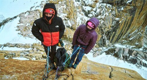 An den steilsten Felsen der Welt sind die beiden ein eingespieltes Team: Jacopo Larcher (links) und Babsi Zangerl (rechts) bei einer kurzen Pause hoch oben am Freerider im Yosemite Valley. Fotos Zangerl, Highpoint Productions