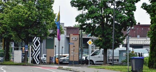 An der Ebersberger Straße, zwischen Schiller- und Burgfriedstraße, wurden neue Geh- und Radwege sowie ein Fahrradschutzstreifen geschaffen. Foto Peter Schlecker