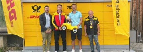 An der neuen Poststation: Markus Ehm, regionaler Beauftragter DHL; Stefan Kutzner, Vertriebsleiter München DHL; Zweiter Bürgermeister Christoph Friedrich und Georg Wenz von DHL (von links).