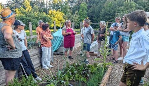 An der Streuobstwiese erhielten die Teilnehmer der Führung einen Überblick. Foto Furch