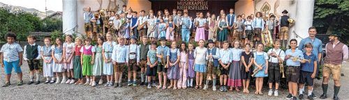 An die 70 junge Musiker standen beim Jugendkonzert der Musikkapelle Kiefersfelden auf der Kurpark-Bühne.Foto Hoffmann