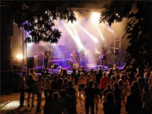 An drei Tagen stehen bei Bums on Wheels insgesamt 17 Bands auf den zwei Bühnen. Foto veranstalter