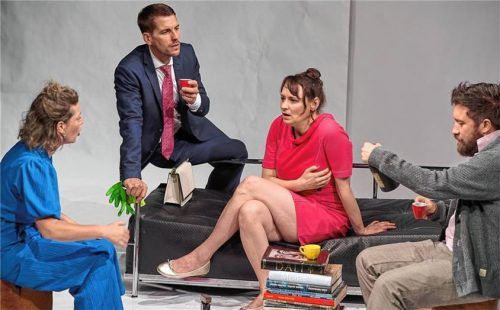 Anfangs geht es noch gesittet zu: (von links) Veronika (Ina Meling), Alex (Matthias Ransberger), Annette (Cornelia von Fürstenberg) und Micha (Sebastian Edtbauer). Foto flamm