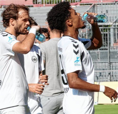 Angesichts der noch in den Abendstunden extrem hohen Temperaturen sind auch heute wieder die obligatorischen Trinkpausen vorgesehen. Im Bild: Wacker-Kapitän Felix Bachschmid (links) und Timothée Diowo.Foto Michael Buchholz