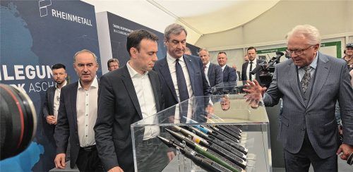 Anlässlich der Grundsteinlegung zum neuen Pulverwerk führt Armin Papperger, CEO der Rheinmetall AG, Ministerpräsident Markus Söder, Nils Schmid, Staatssekretär des Verteidigungsministeriums, und Wirtschaftsminister Hubert Aiwanger durch die Ausstellung (von rechts). Foto Birkhof
