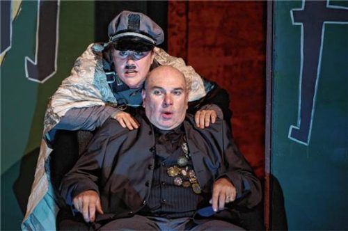 Anna Herz in ihrer Doppelrolle als Diktator und Friseur mit Werner Schwarz als Hermann Häring. Foto Flamm