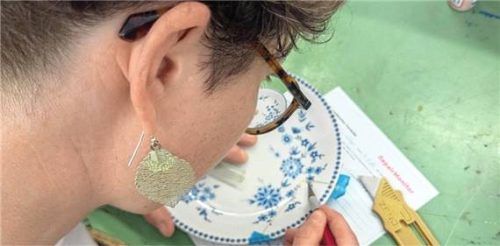Anna Metz-Dörtbudak nutzt die japanische Kintsugi-Methode, um einen Zwiebelmusterteller zu reparieren. Foto Metz