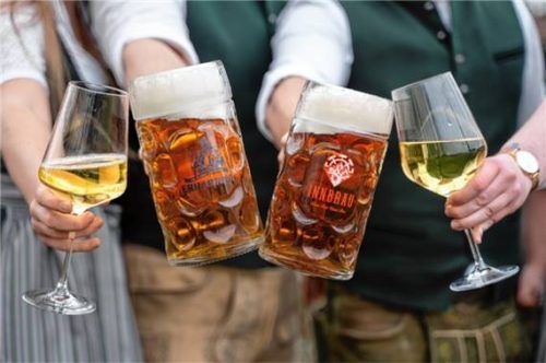 Anstoßen auf ein geselliges Fest: In Mettenheim wird vom 30. Juli bis zum 3. August gefeiert.