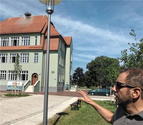 Architekt Günther Abel erläuterte die Sanierungsmaßnahmen an der Alten Schule Grabenstätt Erlstätt.