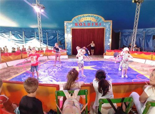 Artistische Vorführung mit Hula-Hoop-Reifen.