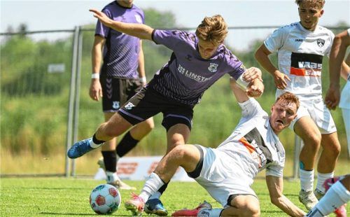 Aschaus Kapitän Kostas Karamanlis bleibt im Derby gegen die SG Reichertsheim-Ramsau/Gars und Marvin Bräuniger standhaft.Foto Christian Butzhammer