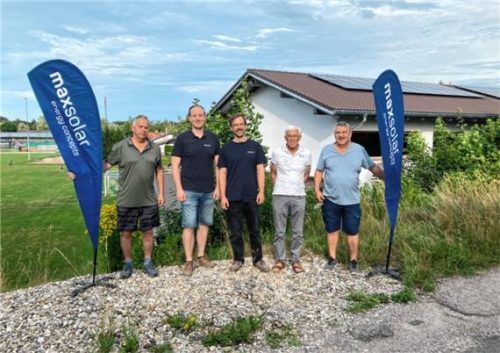 ASV-Vorsitzender Günther Hekele, die beiden Mitarbeiter von MaxSolar, Georg Voit und Jakob Wörndl junior, ASV-Ehrenmitglied und Mitinitiator dieser Maßnahme, Jakob Wörndl senior sowie Zweiter ASV-Vorsitzender Gerhard Eder (von links).Foto re